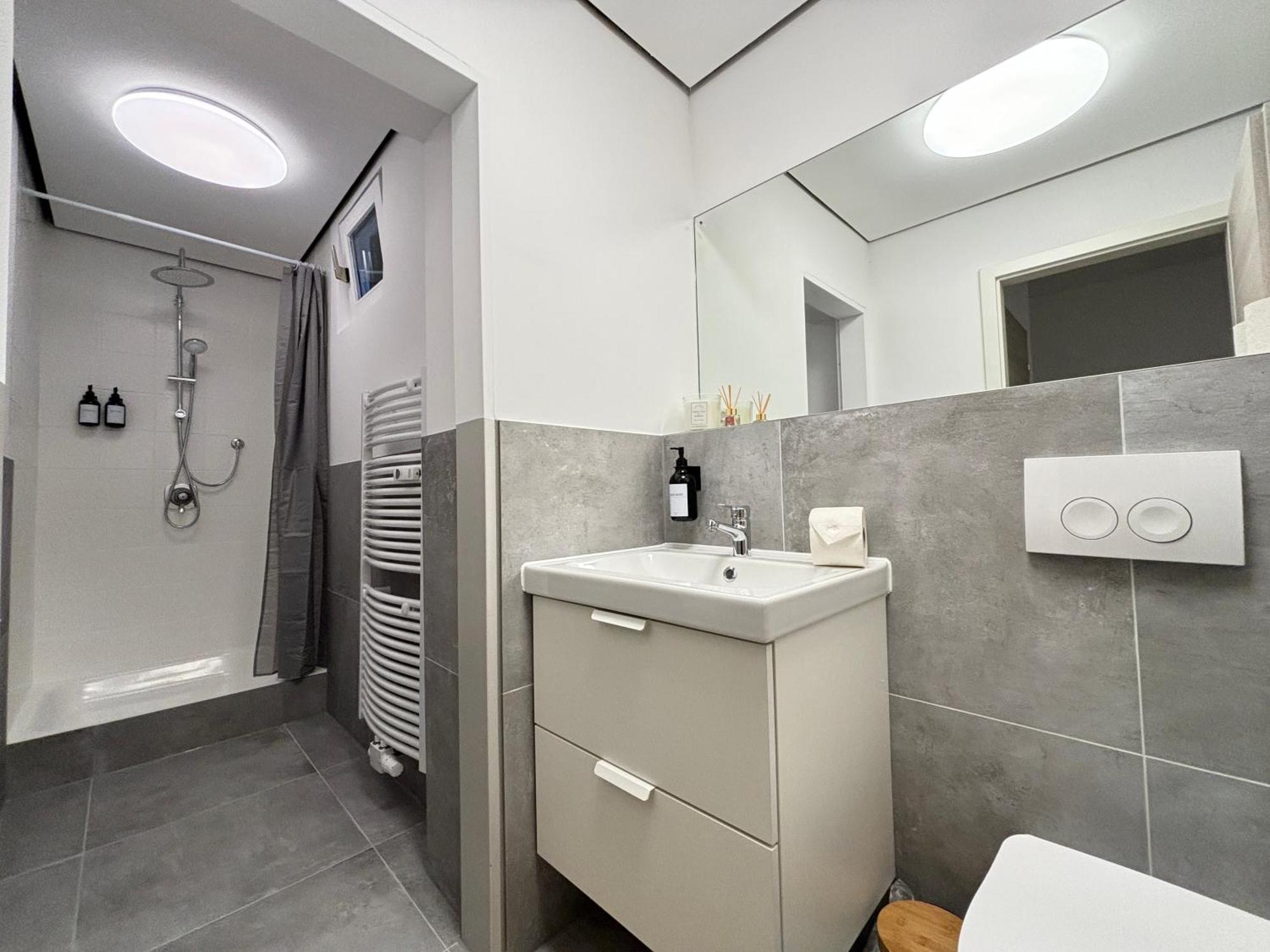 140Qm - 4 Zimmer- Parkplatz - Autobahn - Blauer See - Mallibase Apartments Garbsen Εξωτερικό φωτογραφία